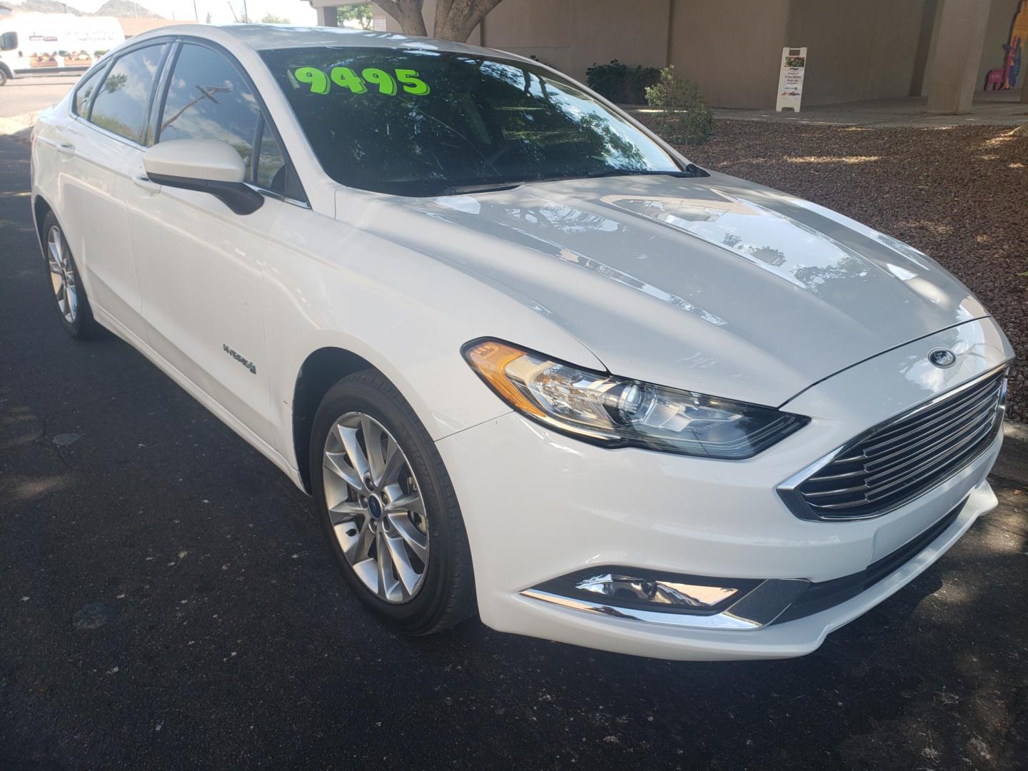 2017 WHITE /black Ford Fusion Hybrid SE hybrid (3FA6P0LUXHR) with an 2.4L L4 DOHC 16V engine, 6-Speed Automatic transmission, located at 323 E Dunlap Ave., Phoenix, AZ, 85020, (602) 331-9000, 33.567677, -112.069000 - Photo#2